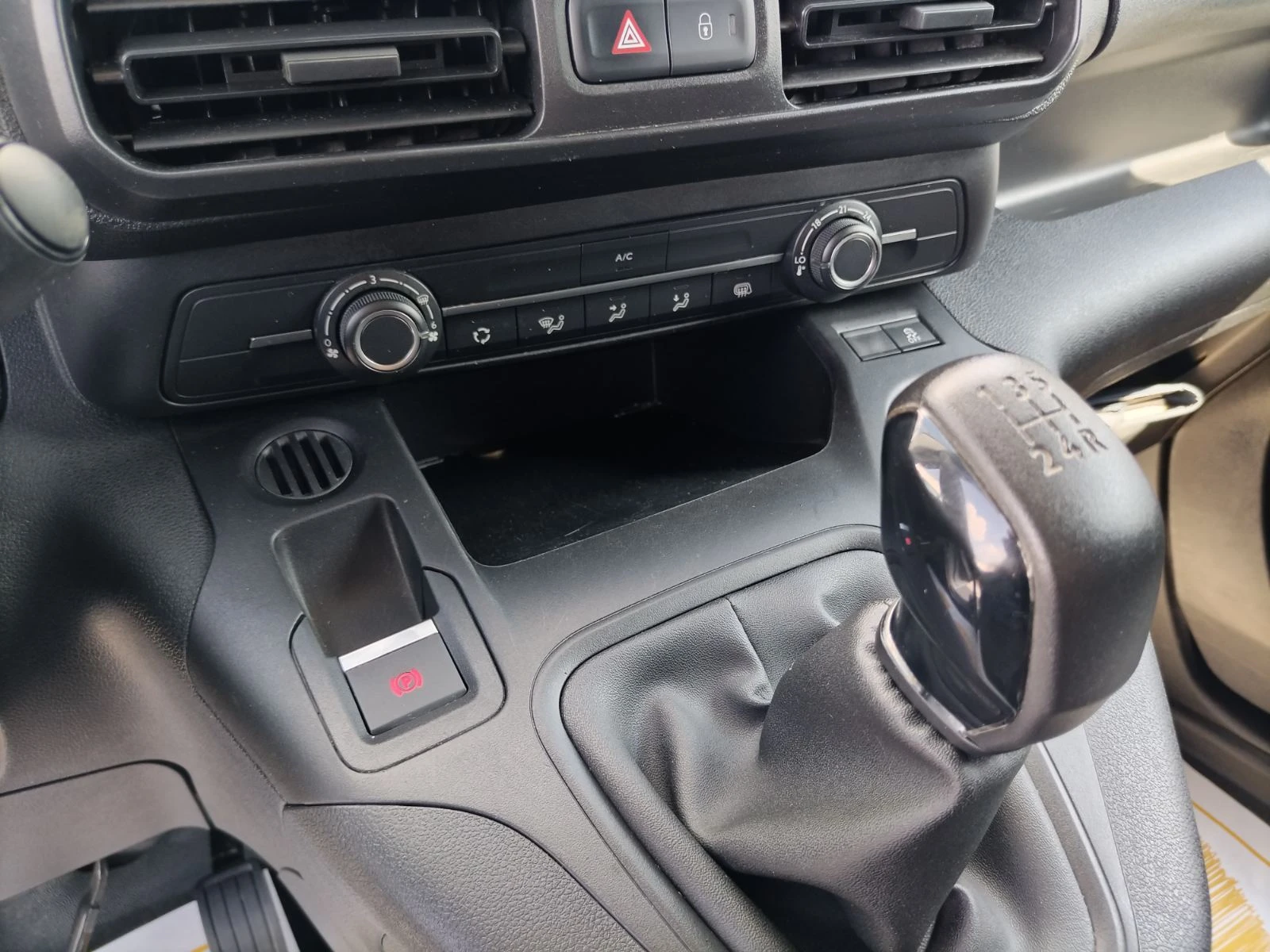 Peugeot Partner 1.5HDI/102к.с., снимка 16 - Автомобили и джипове - 55609971