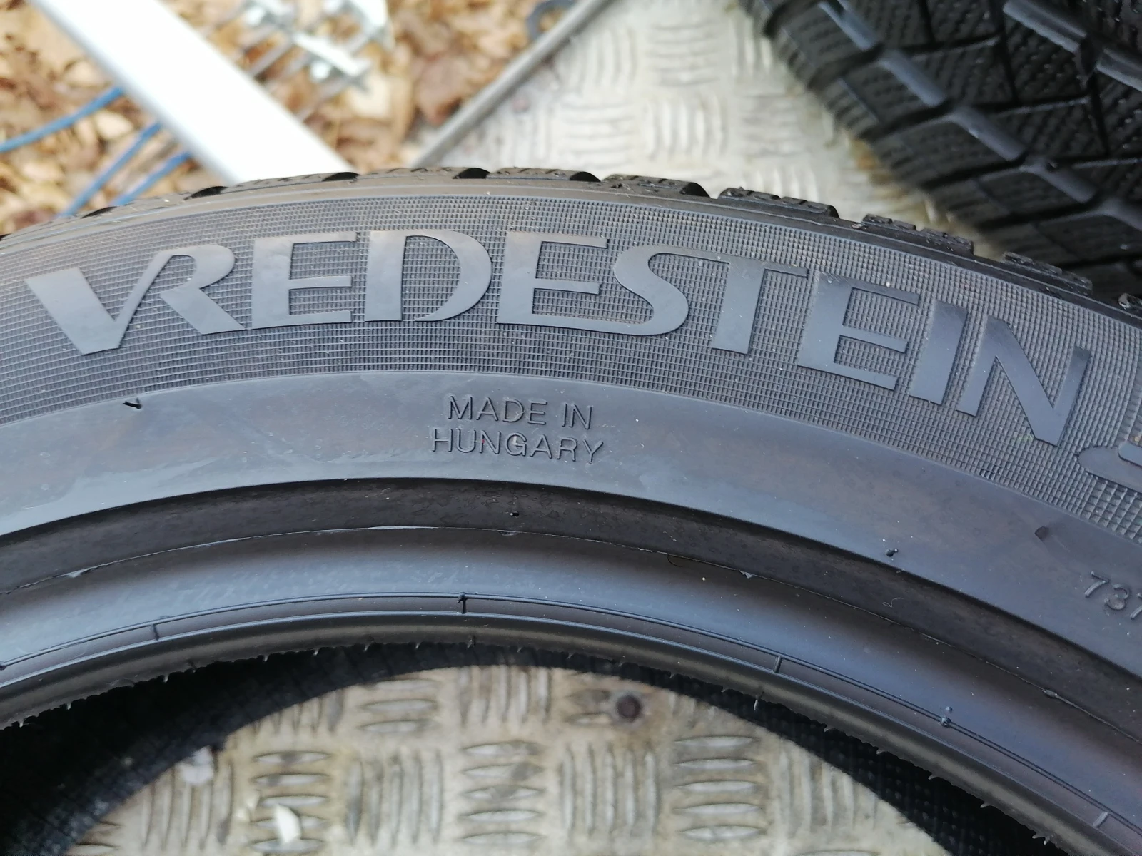 Гуми Зимни 215/50R17, снимка 3 - Гуми и джанти - 56023663