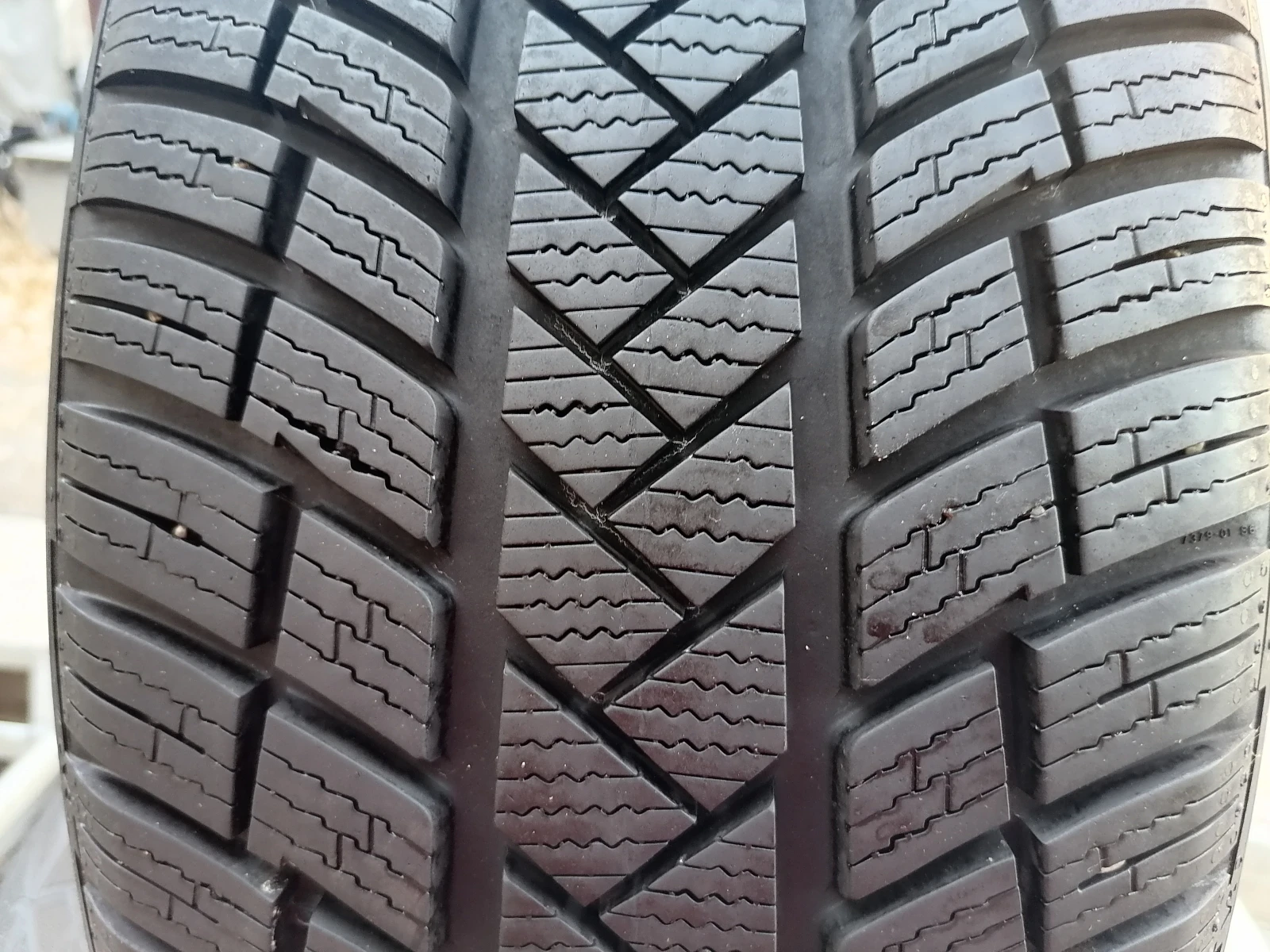 Гуми Зимни 215/50R17