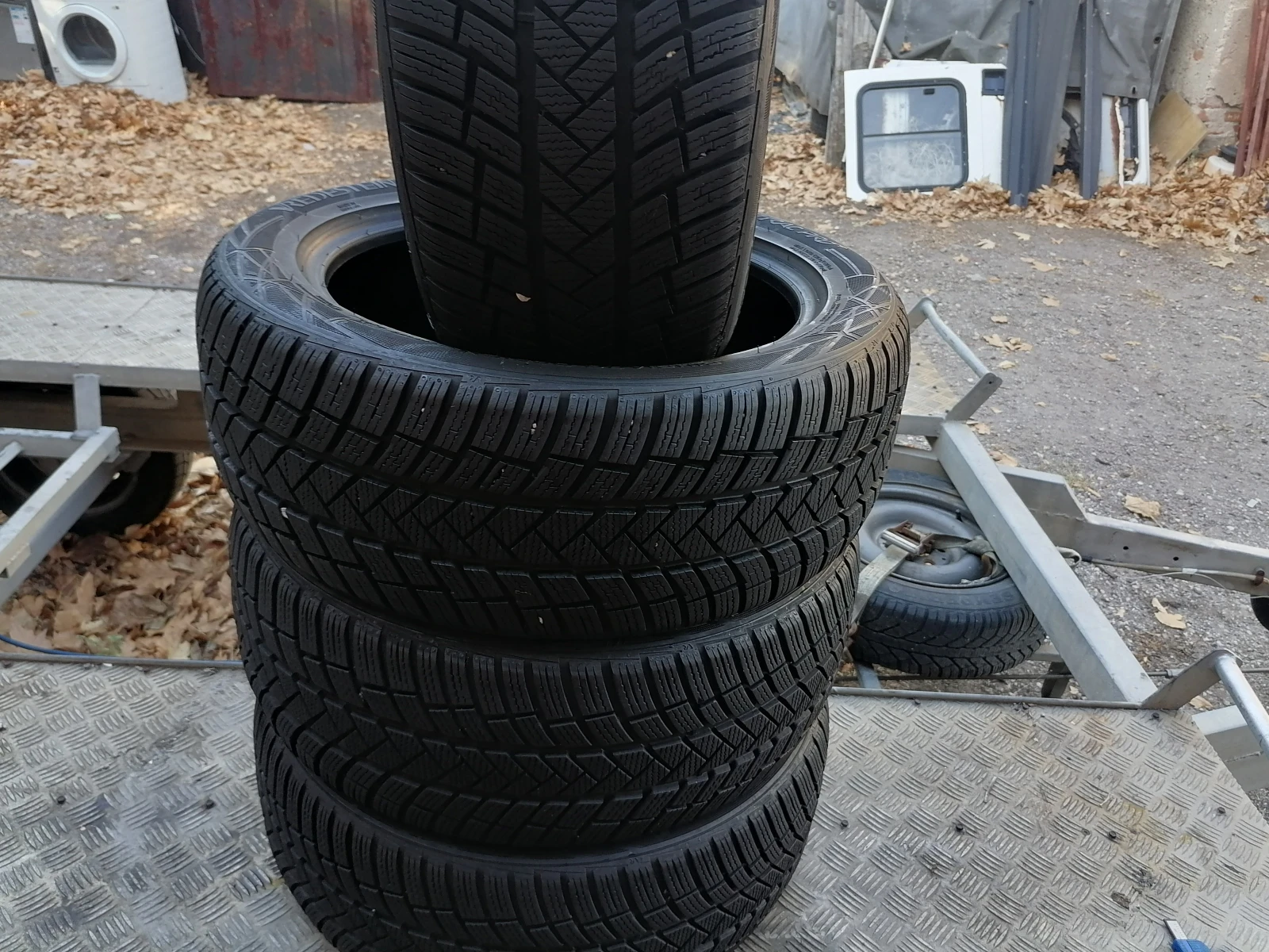 Гуми Зимни 215/50R17, снимка 2 - Гуми и джанти - 56023663