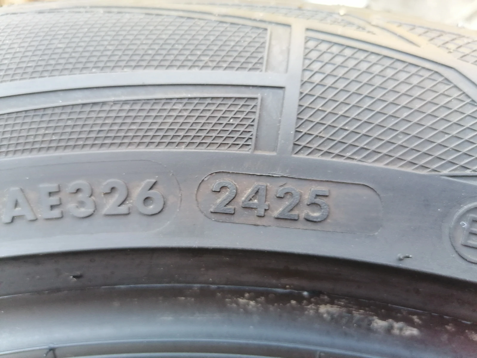 Гуми Зимни 215/50R17, снимка 6 - Гуми и джанти - 56023663