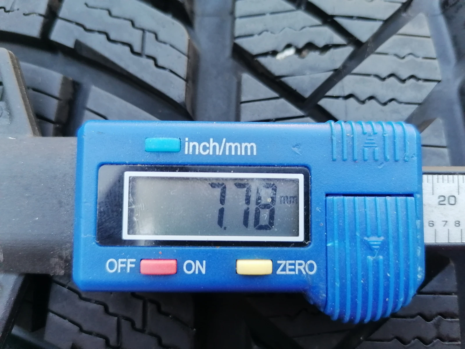 Гуми Зимни 215/50R17, снимка 8 - Гуми и джанти - 56023663