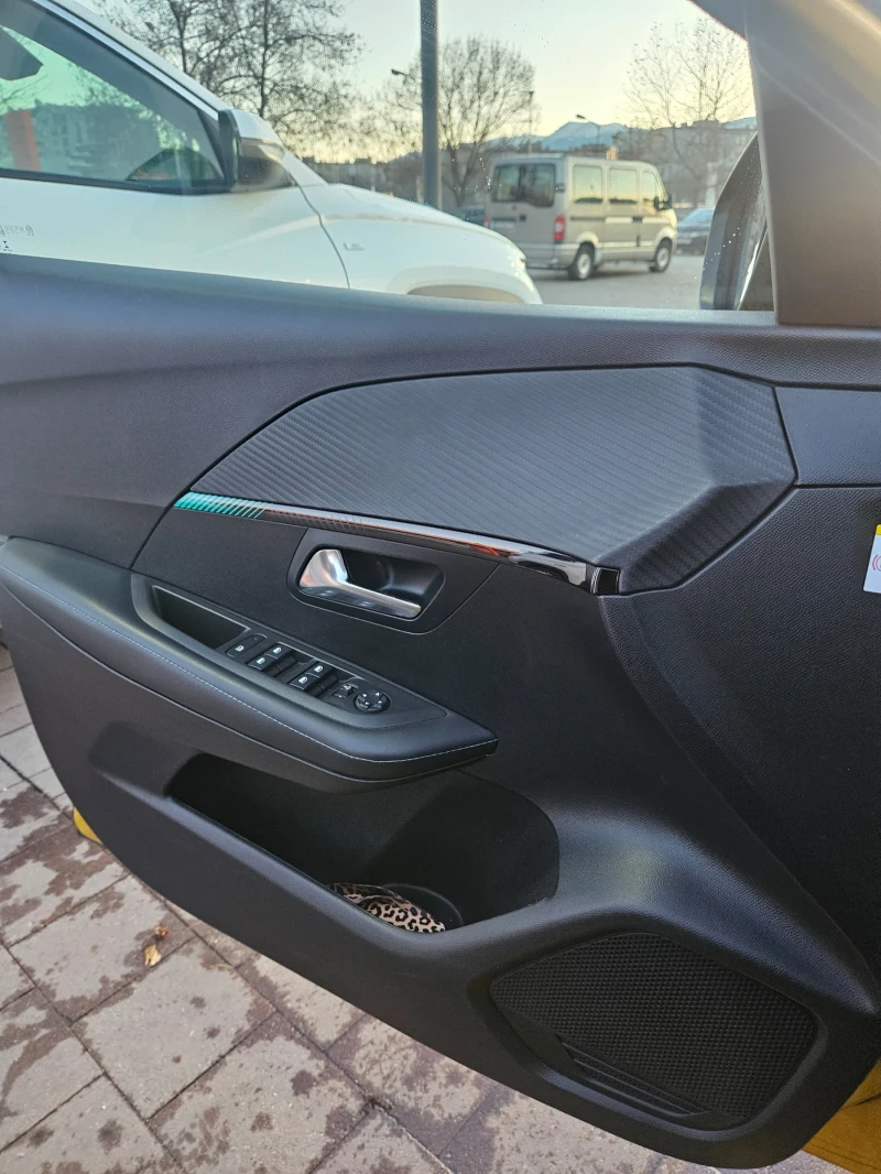 Peugeot 208, снимка 12 - Автомобили и джипове - 52529735