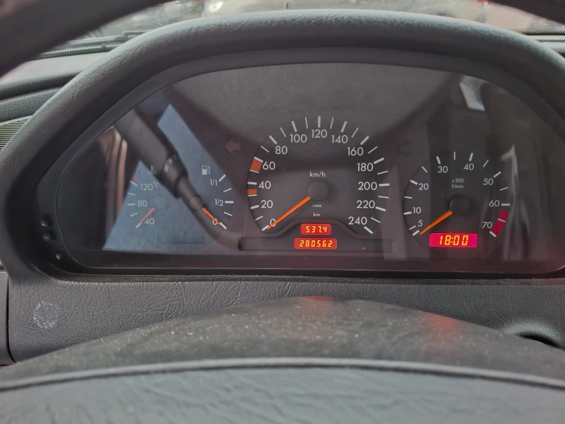 Mercedes-Benz C 180, снимка 3 - Автомобили и джипове - 53509154