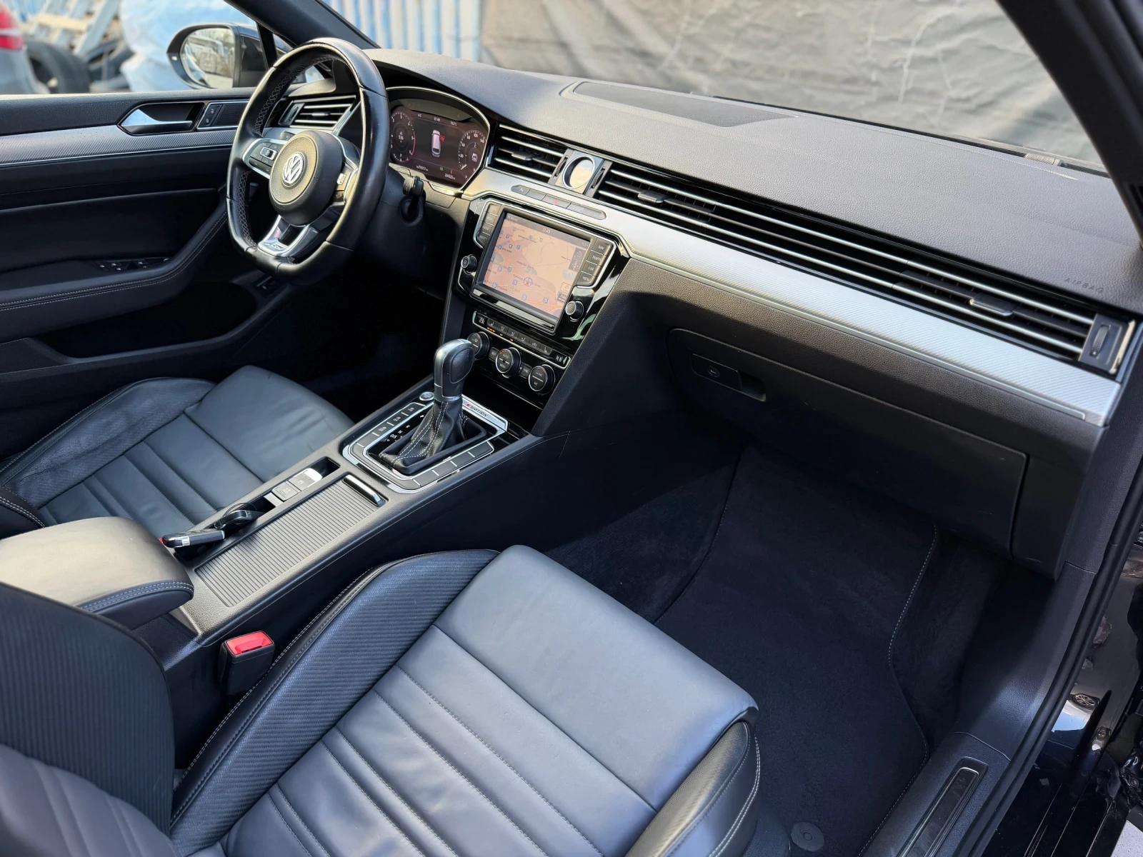 VW Passat 2.0TDI* 190* R-LINE* 4MOTION* PANO* DISTRONIC* , снимка 9 - Автомобили и джипове - 53977257