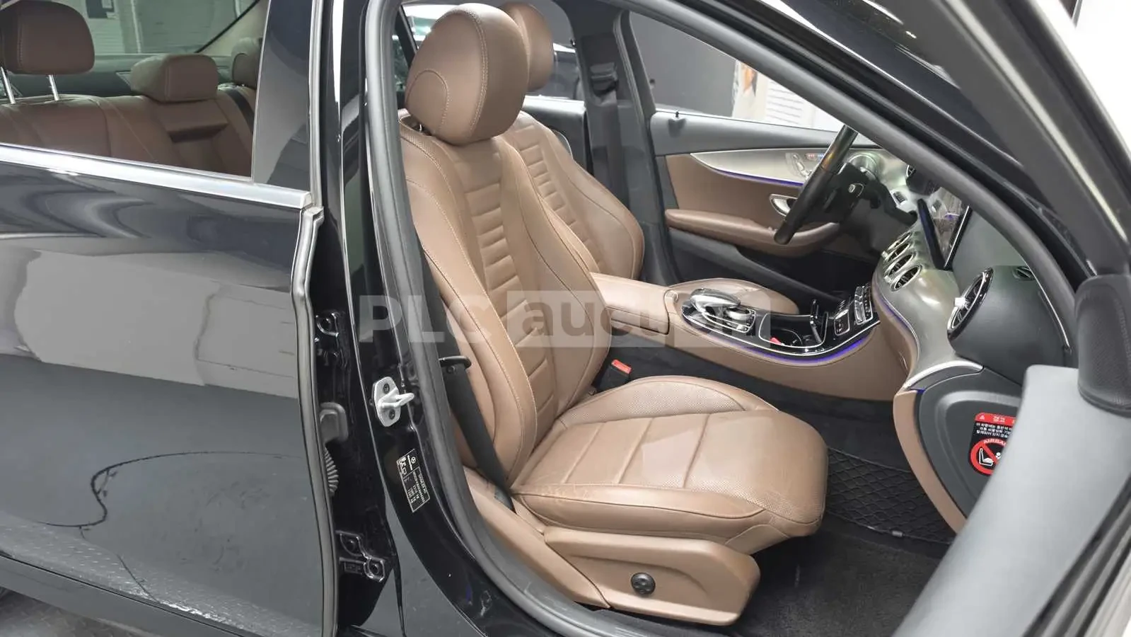 Mercedes-Benz E 300 4MATIC HEAD UP/360/PANO/AMG LINE/ !FULL!, снимка 11 - Автомобили и джипове - 55147210