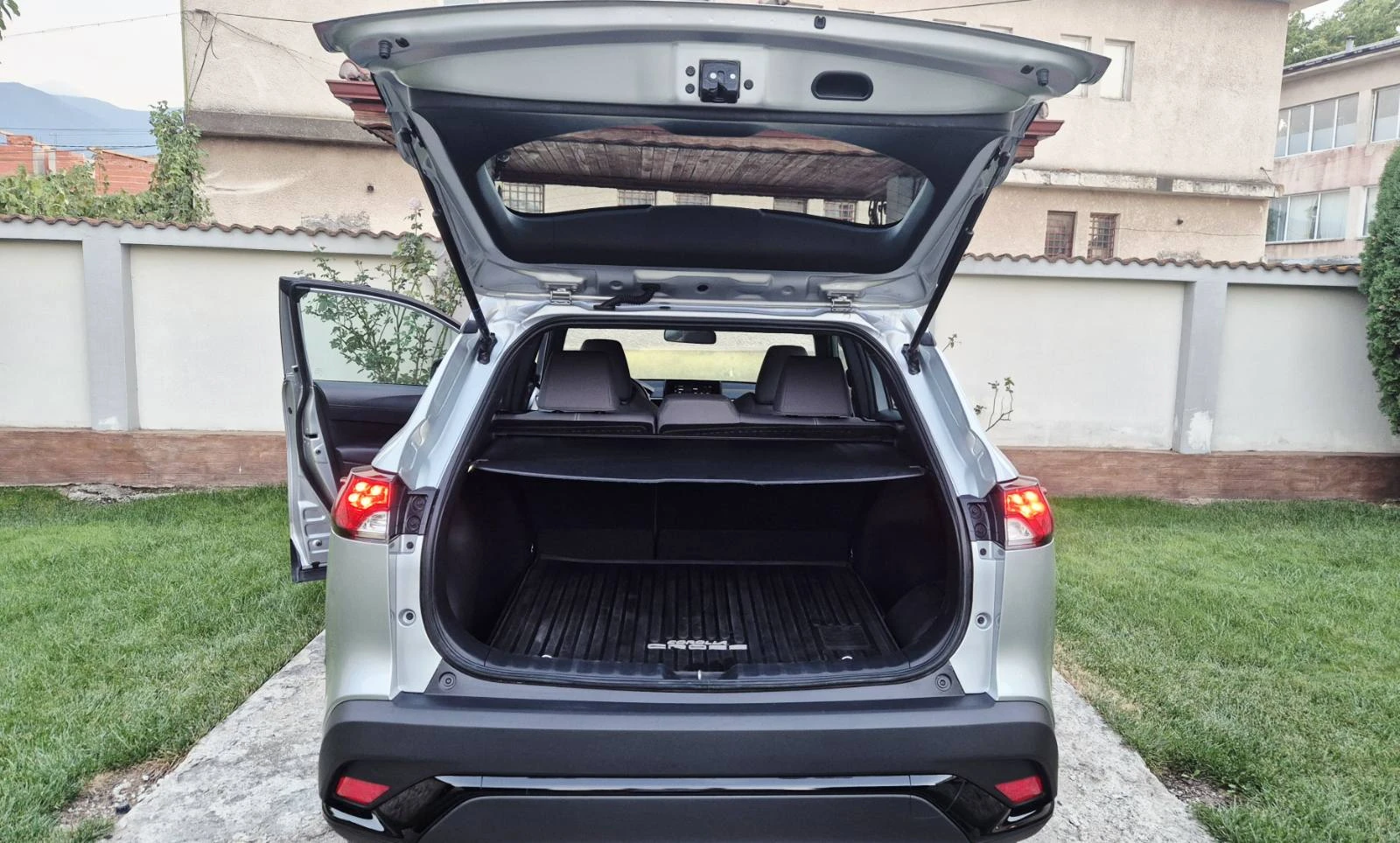 Toyota Corolla Cross 2.0 Hybrid"4×4-AWD"Navi"Bixenon&#, снимка 14 - Автомобили и джипове - 55928118