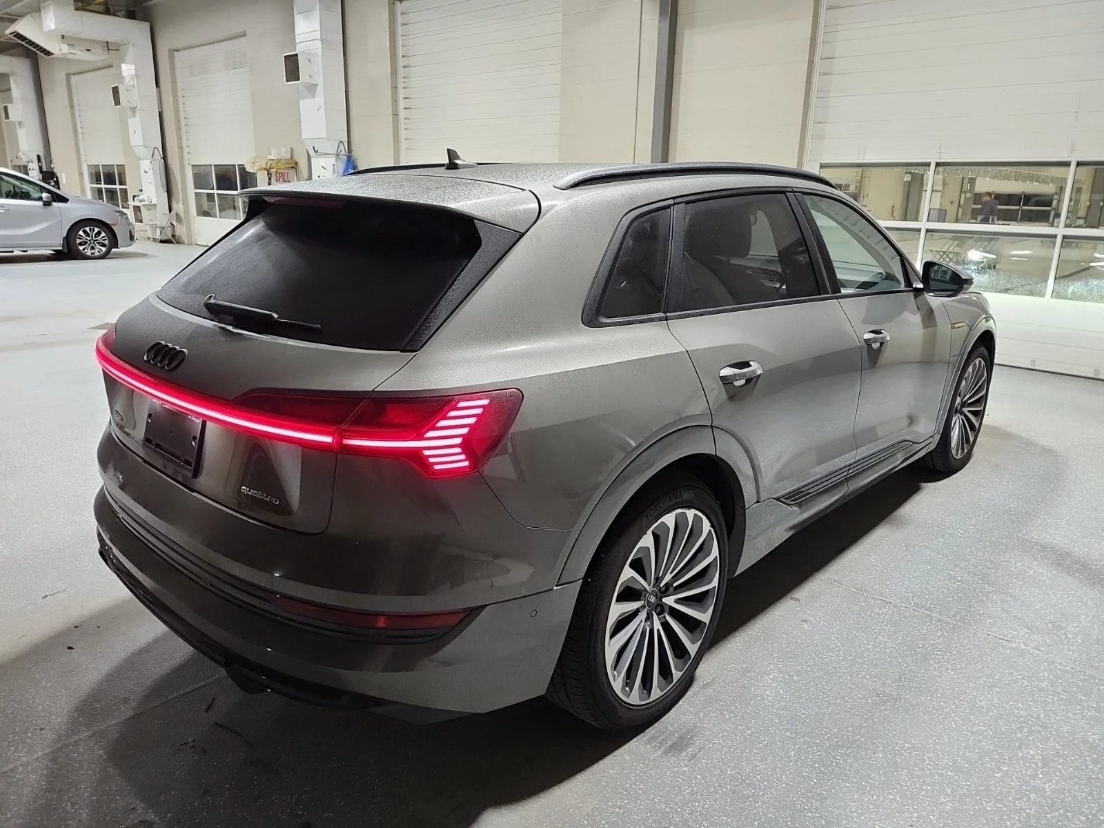 Audi E-Tron TECHNIK/CARFAX/ОТ ПРЕДСТАВИТЕЛСТВО/ 1 СОБСТВЕНИК/, снимка 3 - Автомобили и джипове - 56122449