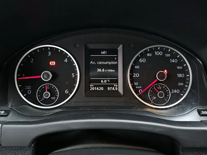 VW Tiguan 2.0 TDI, снимка 8 - Автомобили и джипове - 54302816