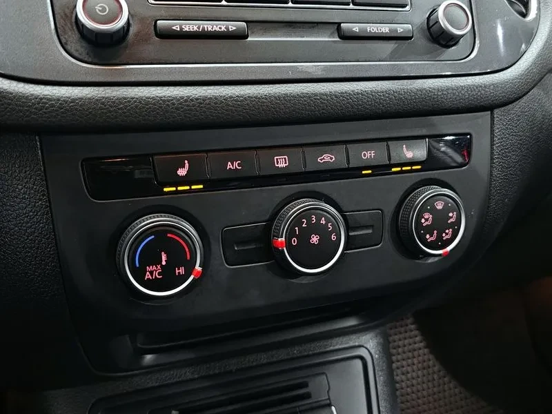 VW Tiguan 2.0 TDI, снимка 15 - Автомобили и джипове - 54302816