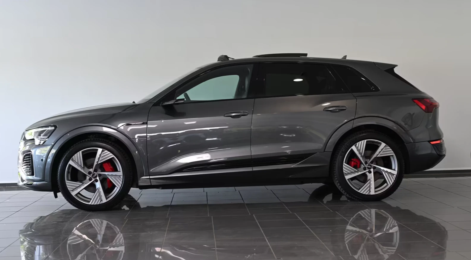 Audi Q8 E-TRON 55* QUATTRO* S-LINE* B&O* PANO* , снимка 2 - Автомобили и джипове - 55485173