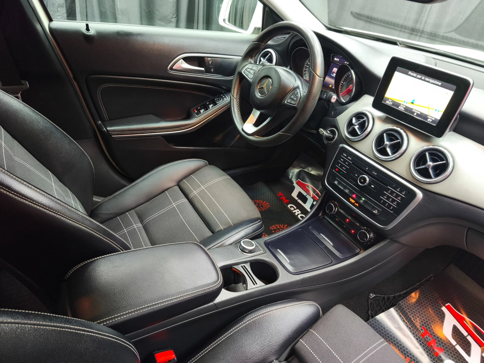 Mercedes-Benz GLA 200 4matic Automatic* NAVI* CAM* PANORAMA* E6B, снимка 11 - Автомобили и джипове - 55844197