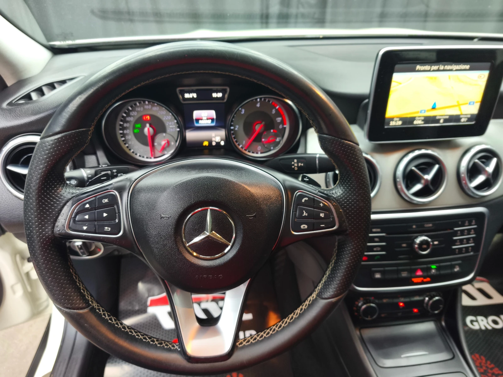 Mercedes-Benz GLA 200 4matic Automatic* NAVI* CAM* PANORAMA* E6B, снимка 17 - Автомобили и джипове - 55844197