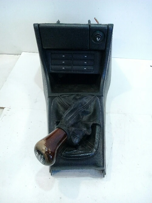 Конзола около ръчна Фолксваген Пасат