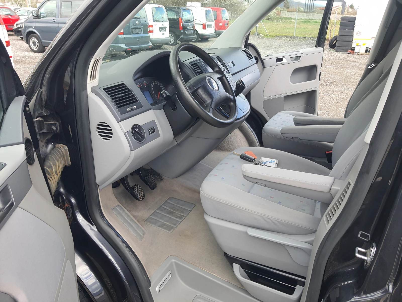 VW Multivan 1.9TDI-NAVI, снимка 9 - Автомобили и джипове - 54083051