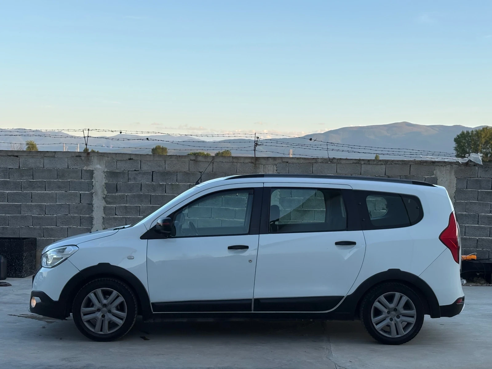 Dacia Lodgy 1.5 DCi Stepway 6+ 1 Navi Camera EURO6D, снимка 4 - Автомобили и джипове - 54715639