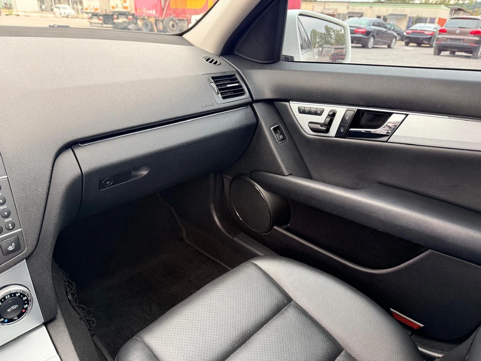 Mercedes-Benz C 200 CGI, снимка 11 - Автомобили и джипове - 56230516