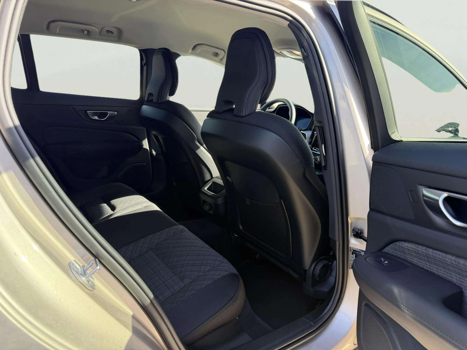 Volvo V60 2.0 B4, снимка 9 - Автомобили и джипове - 56639681
