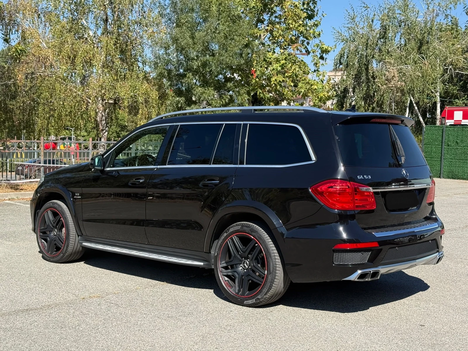 Mercedes-Benz GL 63 AMG 4MATIC Designo, снимка 3 - Автомобили и джипове - 56140071