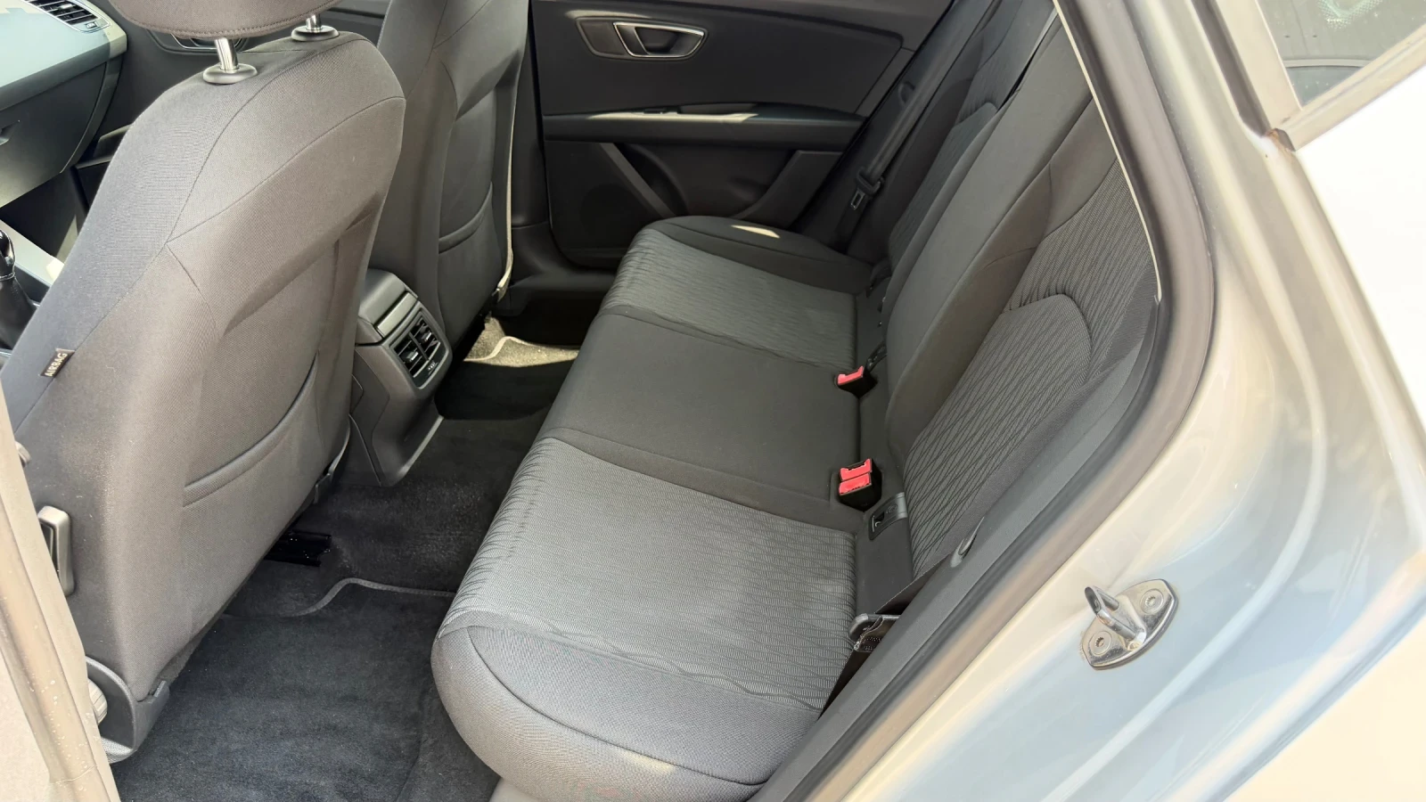 Seat Leon 1.6tdi 105k.c * Navi* Full LED* UNIKAT* , снимка 9 - Автомобили и джипове - 45769019