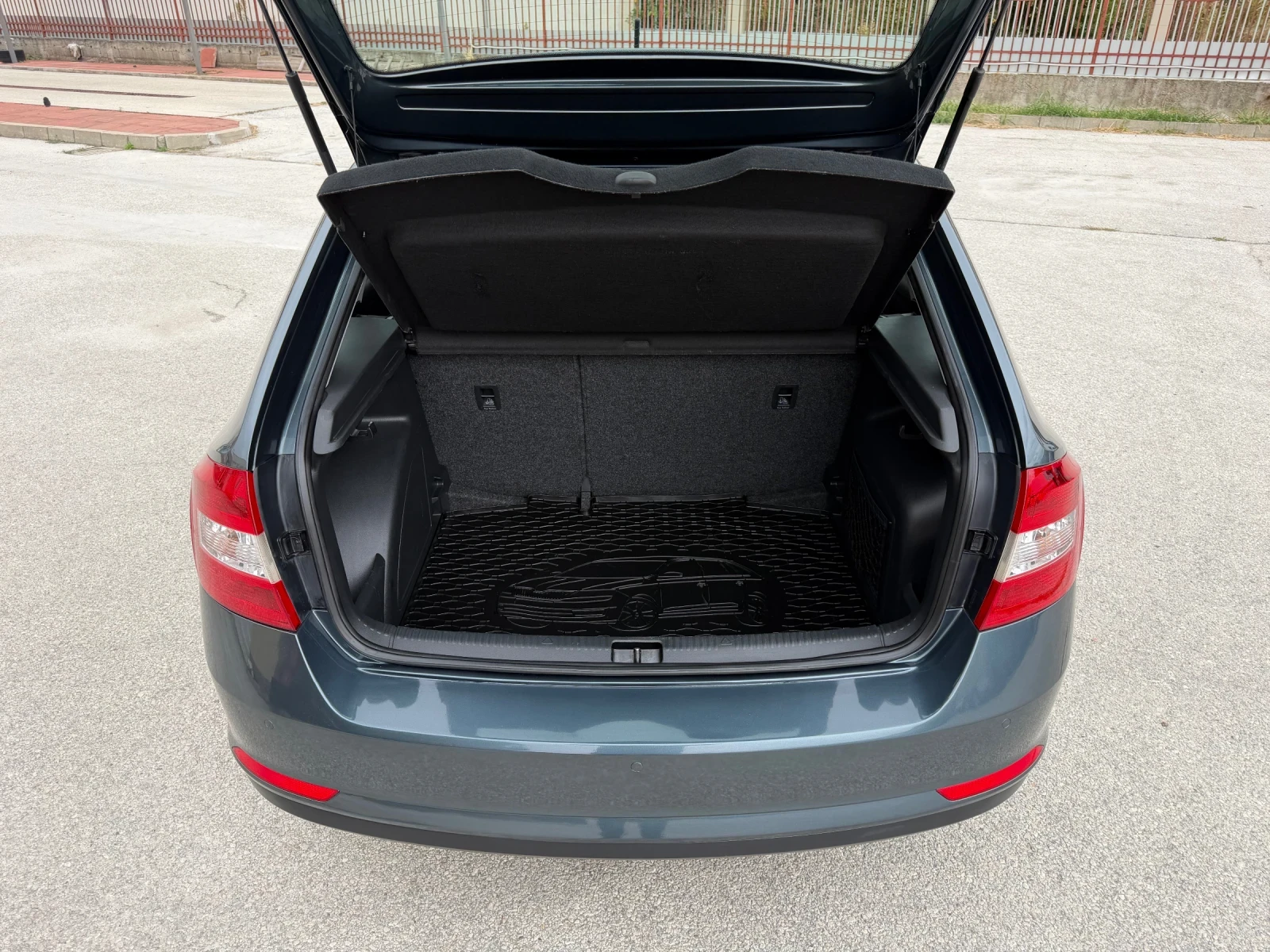 Skoda Rapid 1.6TDI 90к.с. ЕВРО5 АВТОМАТ ГЕРМАНИЯ, снимка 4 - Автомобили и джипове - 56270764