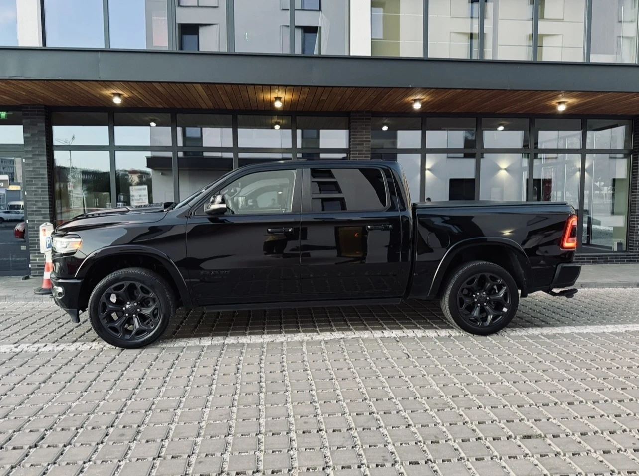 Dodge RAM 1500  LIMITED NIGHT EDITION 5.7 HEMI eTORQUE, снимка 3 - Автомобили и джипове - 55964179