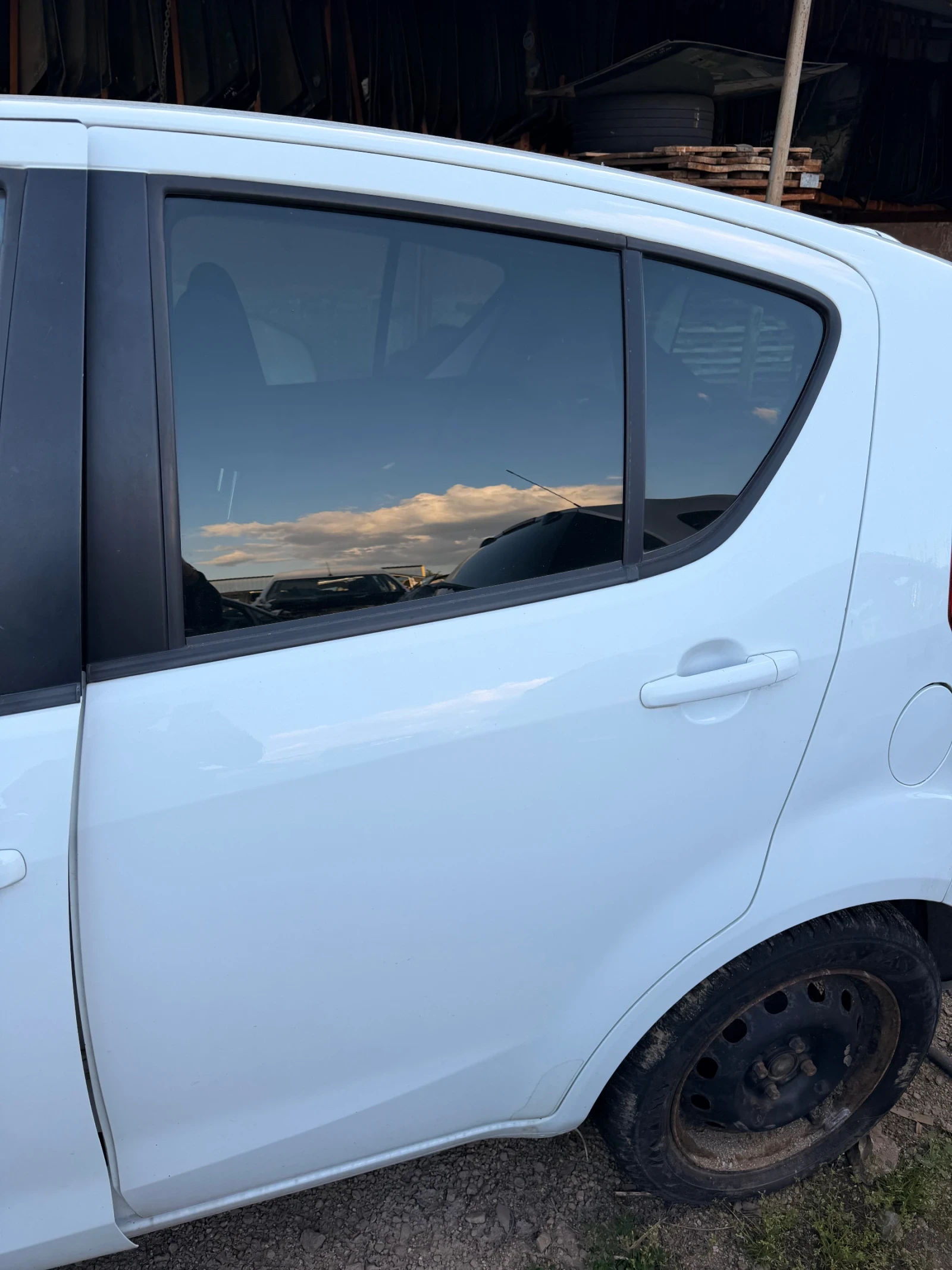 Задна лява врата SUZUKI SPLASH Бяла/бял цвят