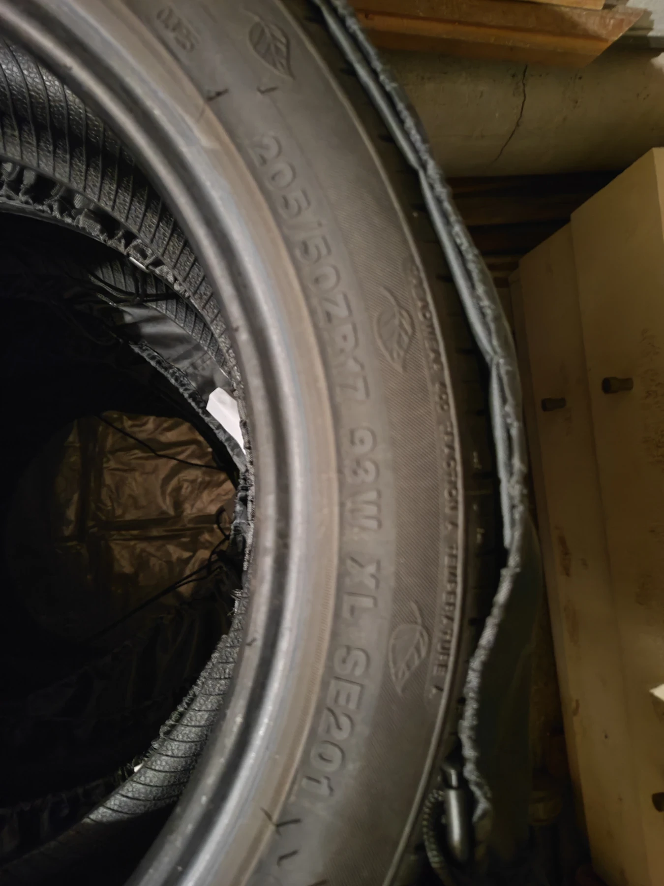 Гуми Летни 205/50R17, снимка 2 - Гуми и джанти - 53773516