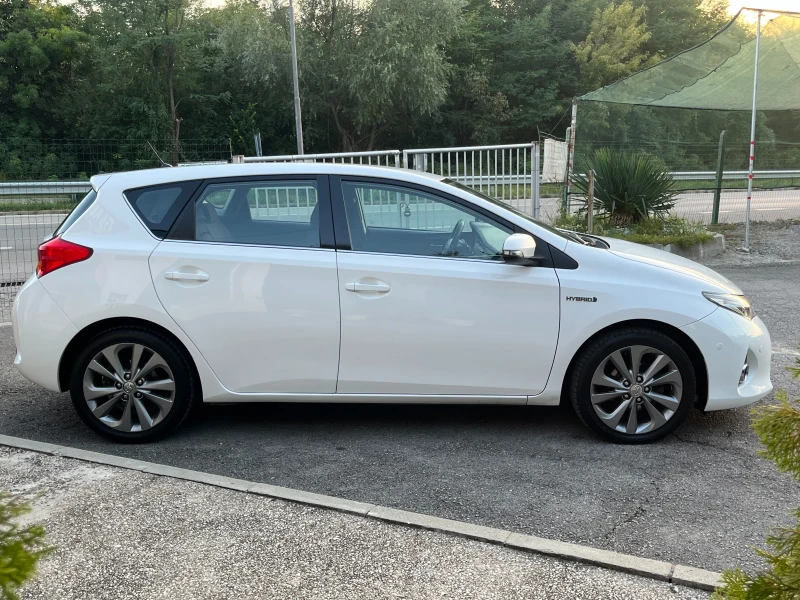 Toyota Auris 1.8 HYBRID, снимка 8 - Автомобили и джипове - 47408826