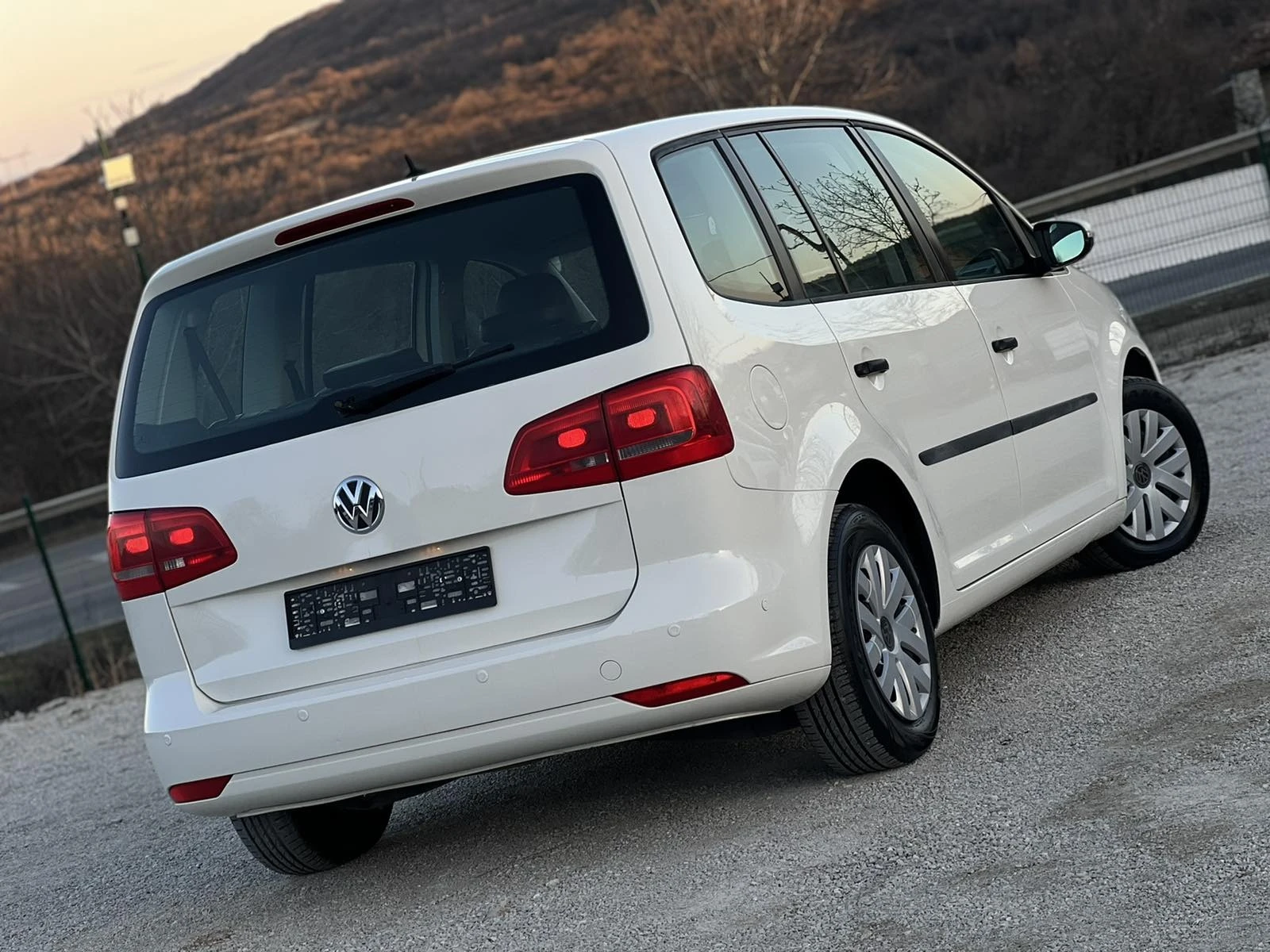 VW Touran 1.6 105к.с. 7места Автомат - изображение 5