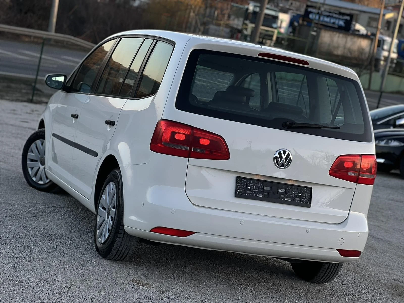 VW Touran 1.6 105к.с. 7места Автомат - изображение 4