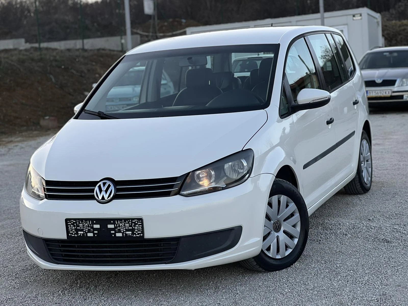 VW Touran 1.6 105к.с. 7места Автомат - изображение 3