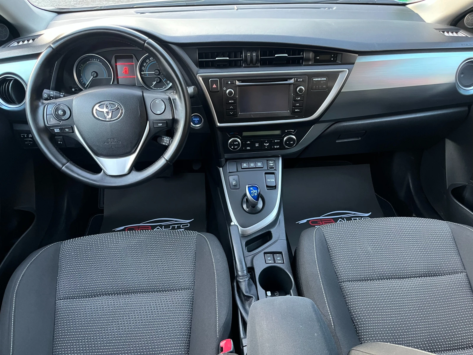 Toyota Auris 1.8 HYBRID - изображение 10