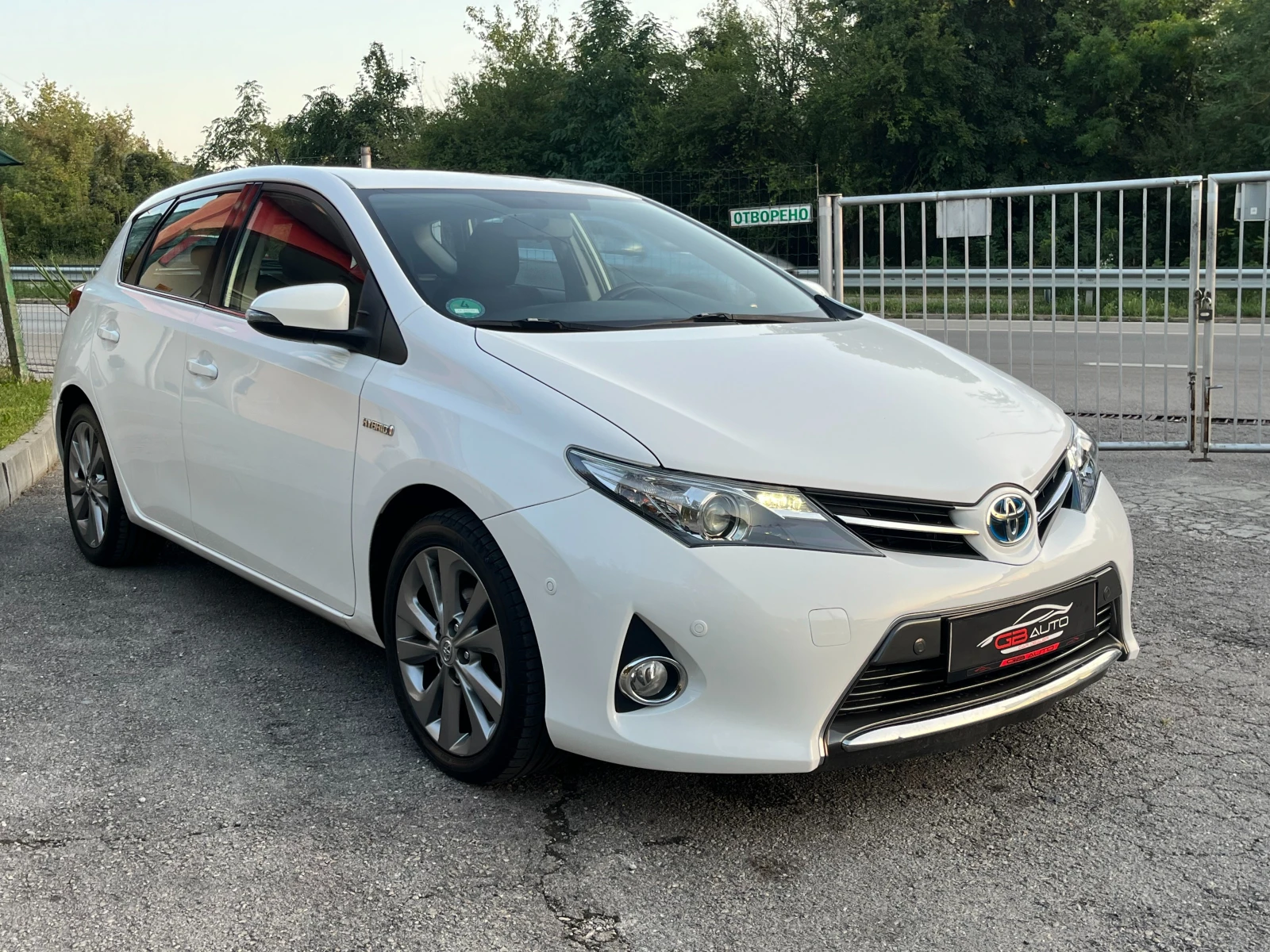 Toyota Auris 1.8 HYBRID - изображение 3