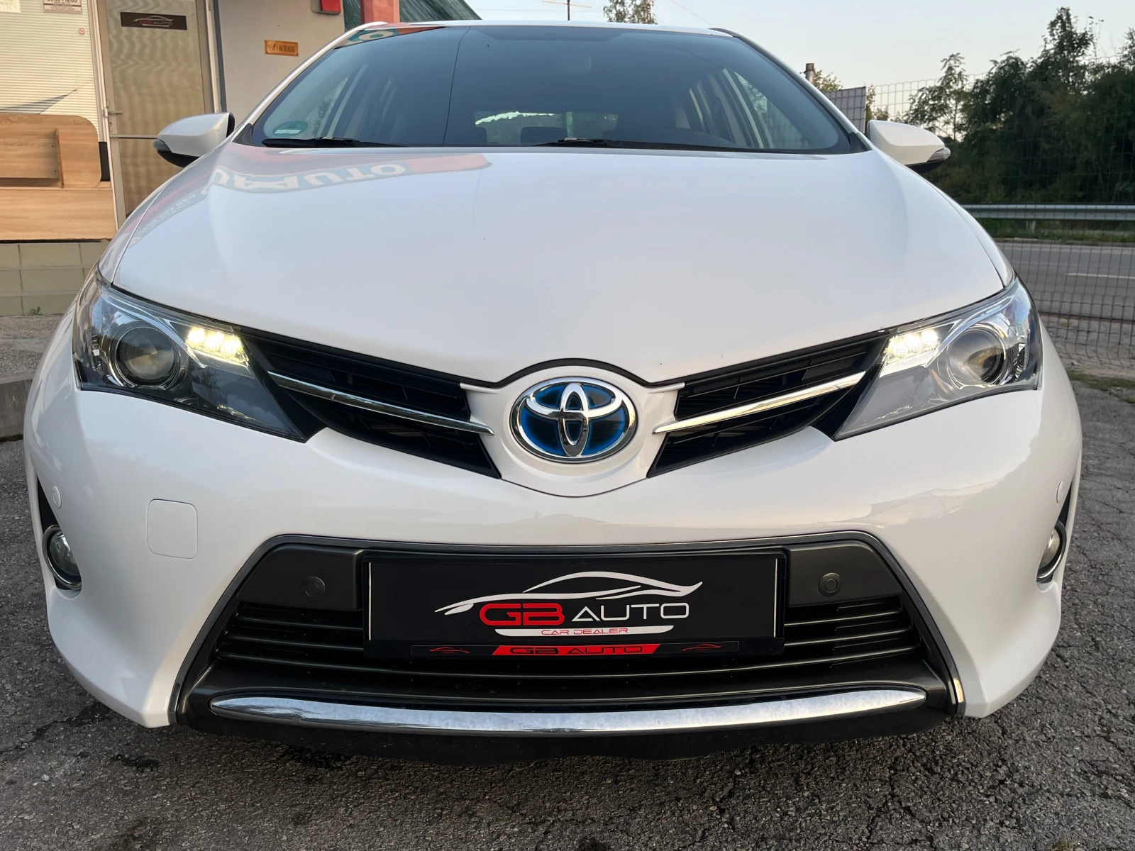 Toyota Auris 1.8 HYBRID - изображение 2