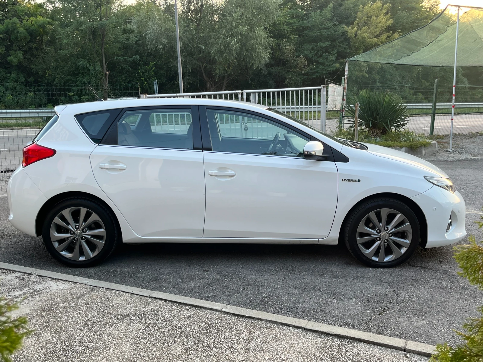 Toyota Auris 1.8 HYBRID - изображение 8