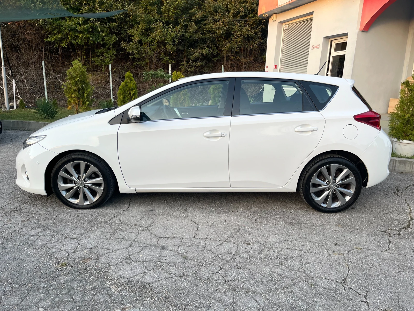 Toyota Auris 1.8 HYBRID - изображение 4