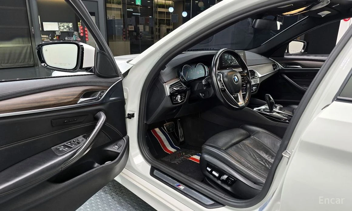 BMW 530 i* XDRIVE* MPACK* DISTRONIC* HEAD-UP* 360 CAM, снимка 7 - Автомобили и джипове - 54230379