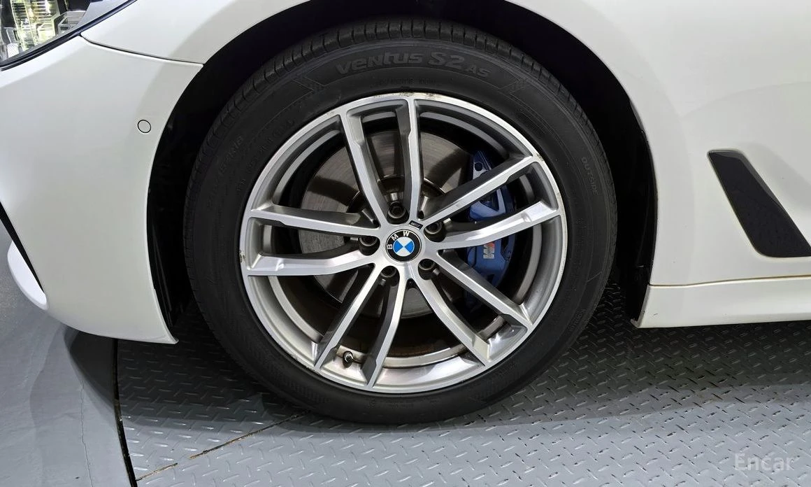 BMW 530 i* XDRIVE* MPACK* DISTRONIC* HEAD-UP* 360 CAM, снимка 5 - Автомобили и джипове - 54230379