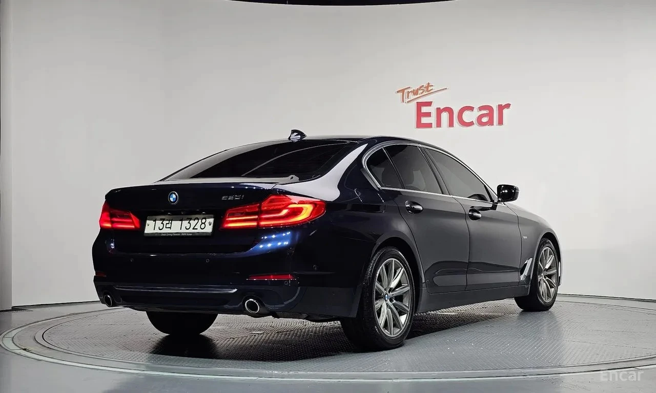 BMW 520 520i Luxury | HUD | Adaptive Cruise | Memory, снимка 2 - Автомобили и джипове - 55563056