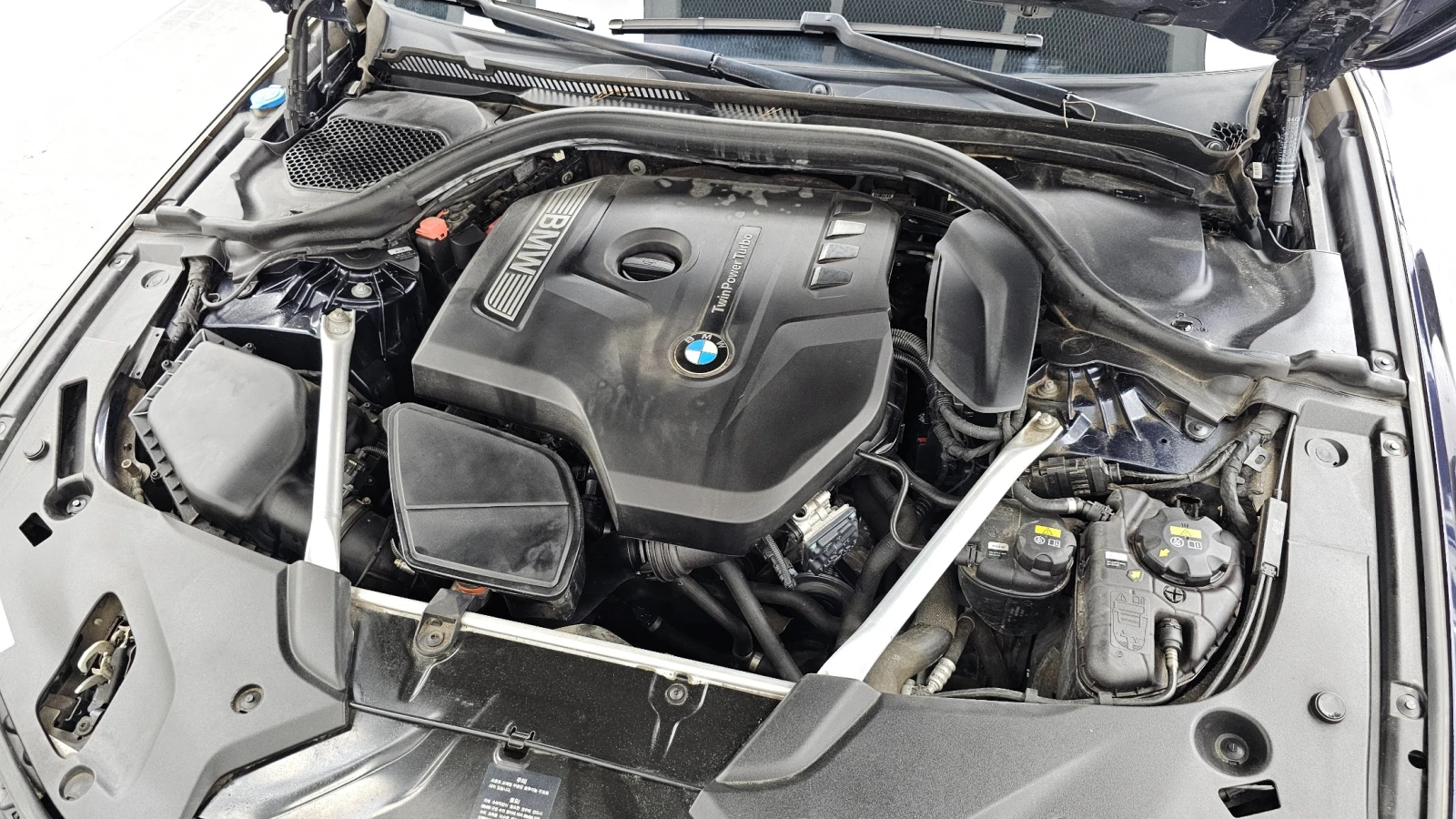 BMW 520 520i Luxury | HUD | Adaptive Cruise | Memory, снимка 5 - Автомобили и джипове - 55563056