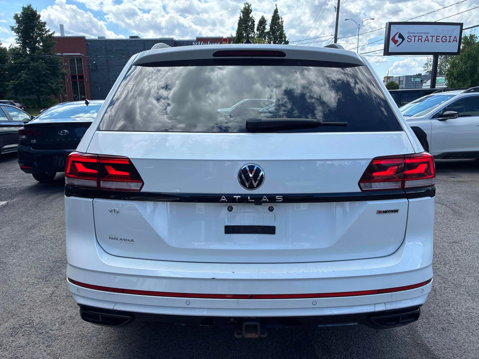 VW Atlas * Highline * CARFAX * БЕЗ ПЪРВОНАЧАЛНА ВНОСКА, снимка 4 - Автомобили и джипове - 56089982