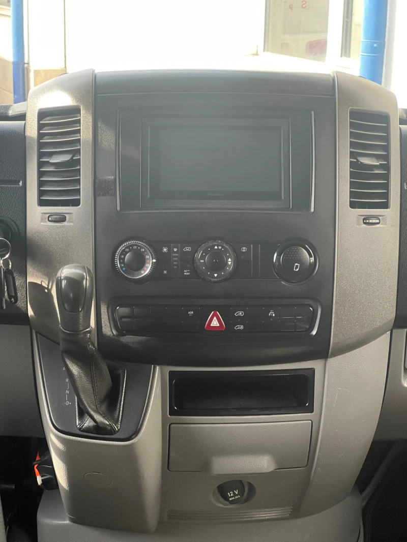 Mercedes-Benz Sprinter 318 5-места / 3000 куб.см / 180 к.с, снимка 14 - Бусове и автобуси - 52134373