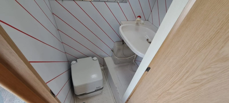 Каравана Chateau 460, снимка 10 - Каравани и кемпери - 50527044