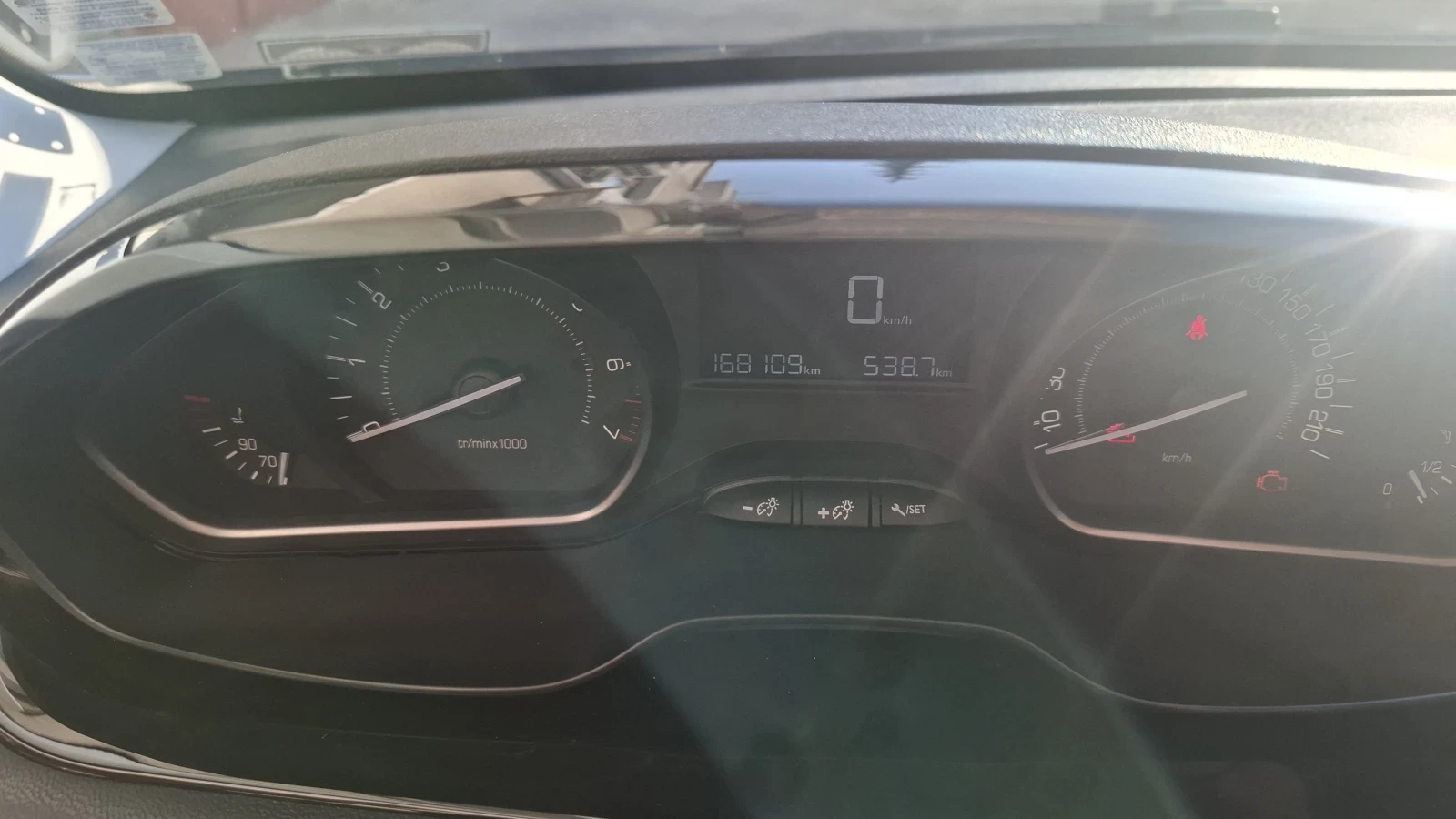 Peugeot 208, снимка 4 - Автомобили и джипове - 53848328