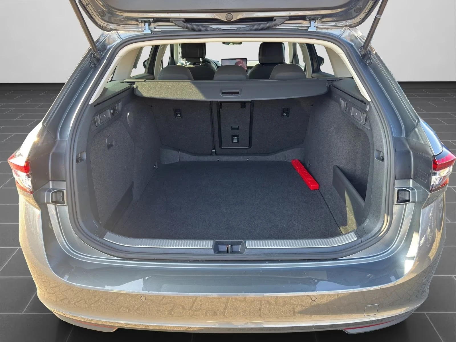 Skoda Superb 2.0 TDI / DCC / CAMERA / LED / MASSAGE / , снимка 15 - Автомобили и джипове - 54710104