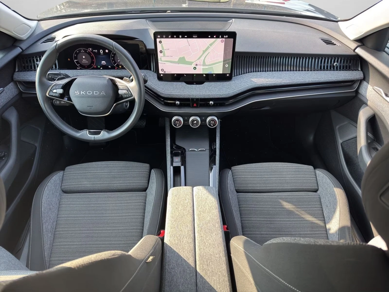 Skoda Superb 2.0 TDI / DCC / CAMERA / LED / MASSAGE / , снимка 13 - Автомобили и джипове - 54710104
