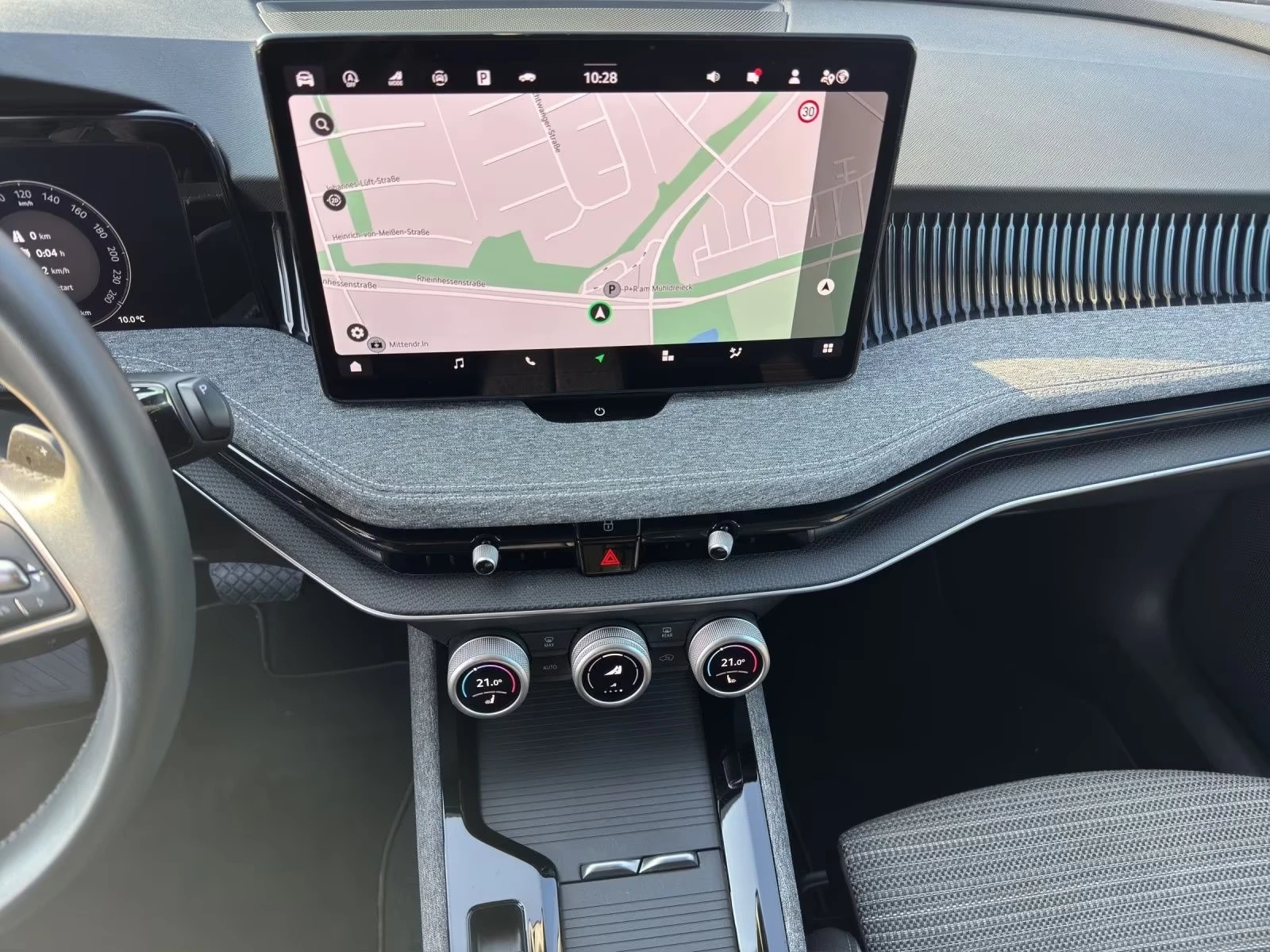 Skoda Superb 2.0 TDI / DCC / CAMERA / LED / MASSAGE / , снимка 10 - Автомобили и джипове - 54710104