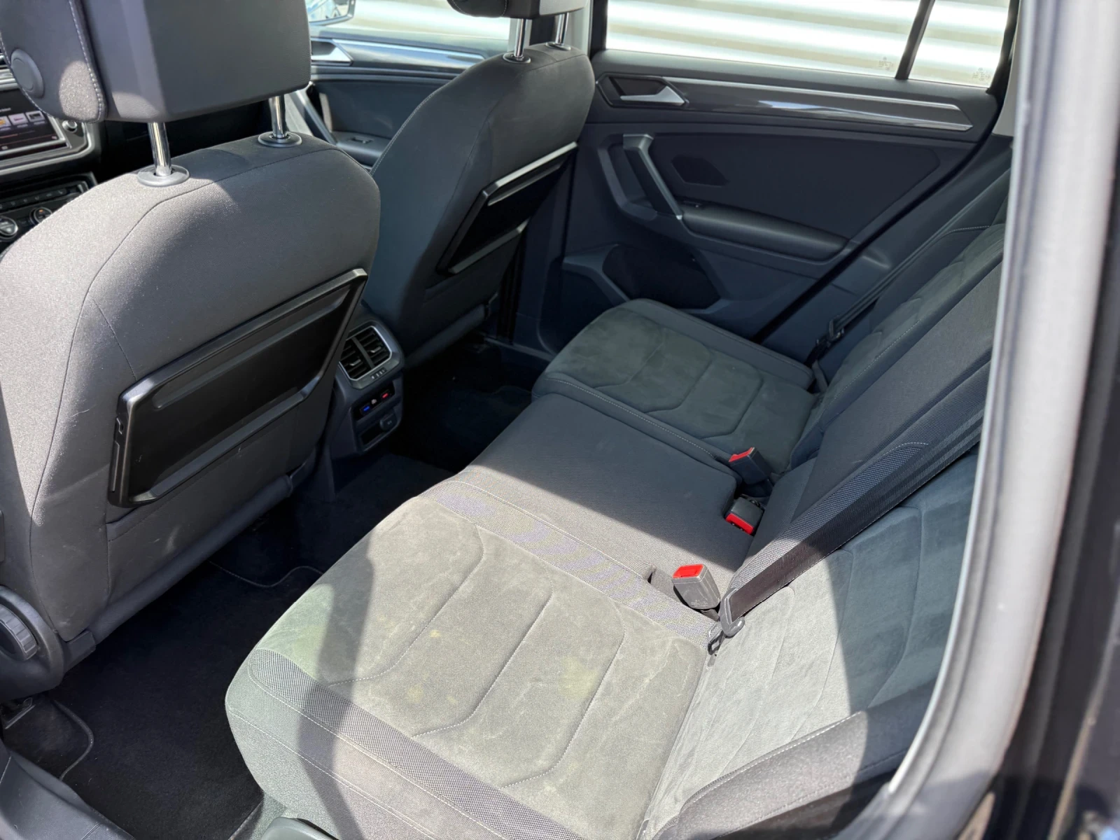 VW Tiguan R-Line+ 4Motion+ Automatic+ Led фарове - изображение 10