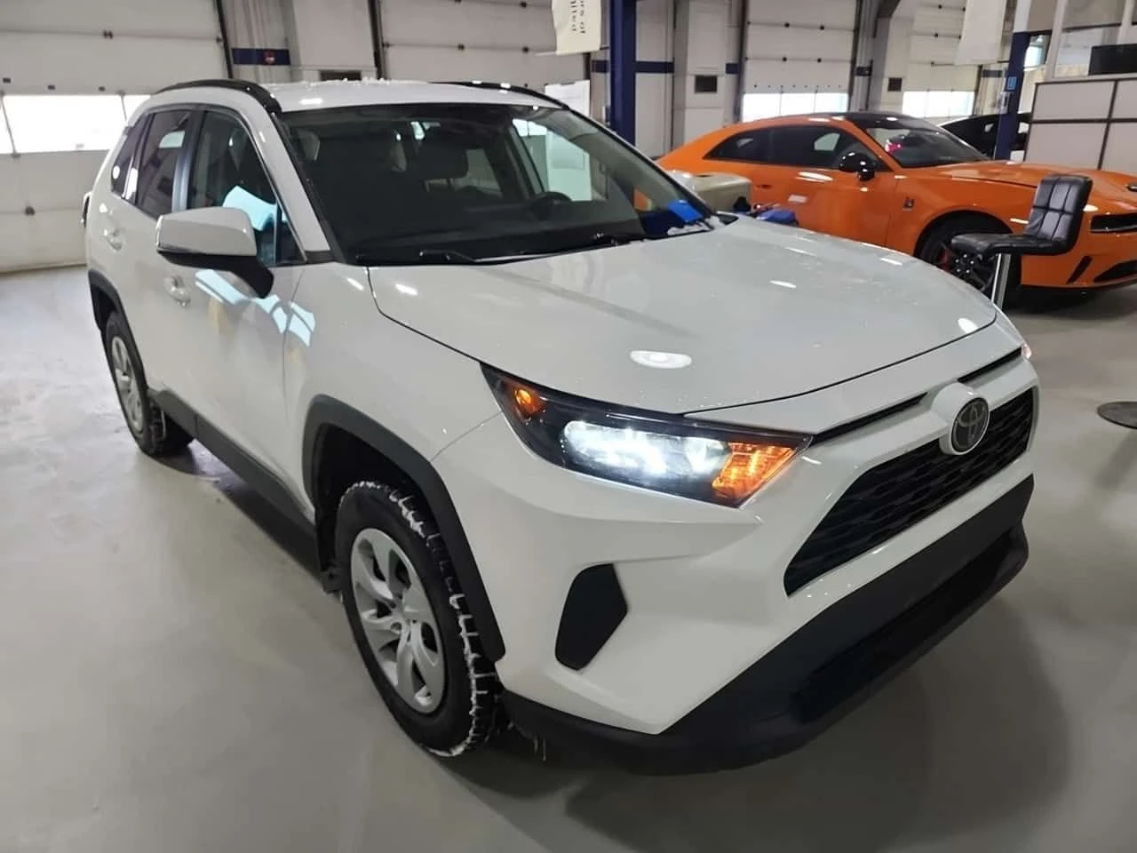 Toyota Rav4 * LE * * ПОДГРЕВ* * ЗАДНА КАМЕРА* * VOCAL ASSISTS*, снимка 2 - Автомобили и джипове - 54019493